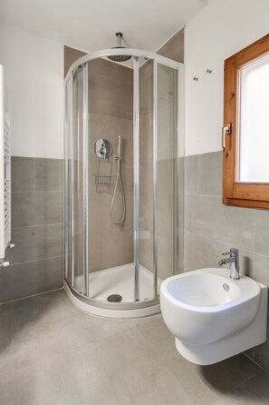 Douche, serviettes fournies, papier toilette