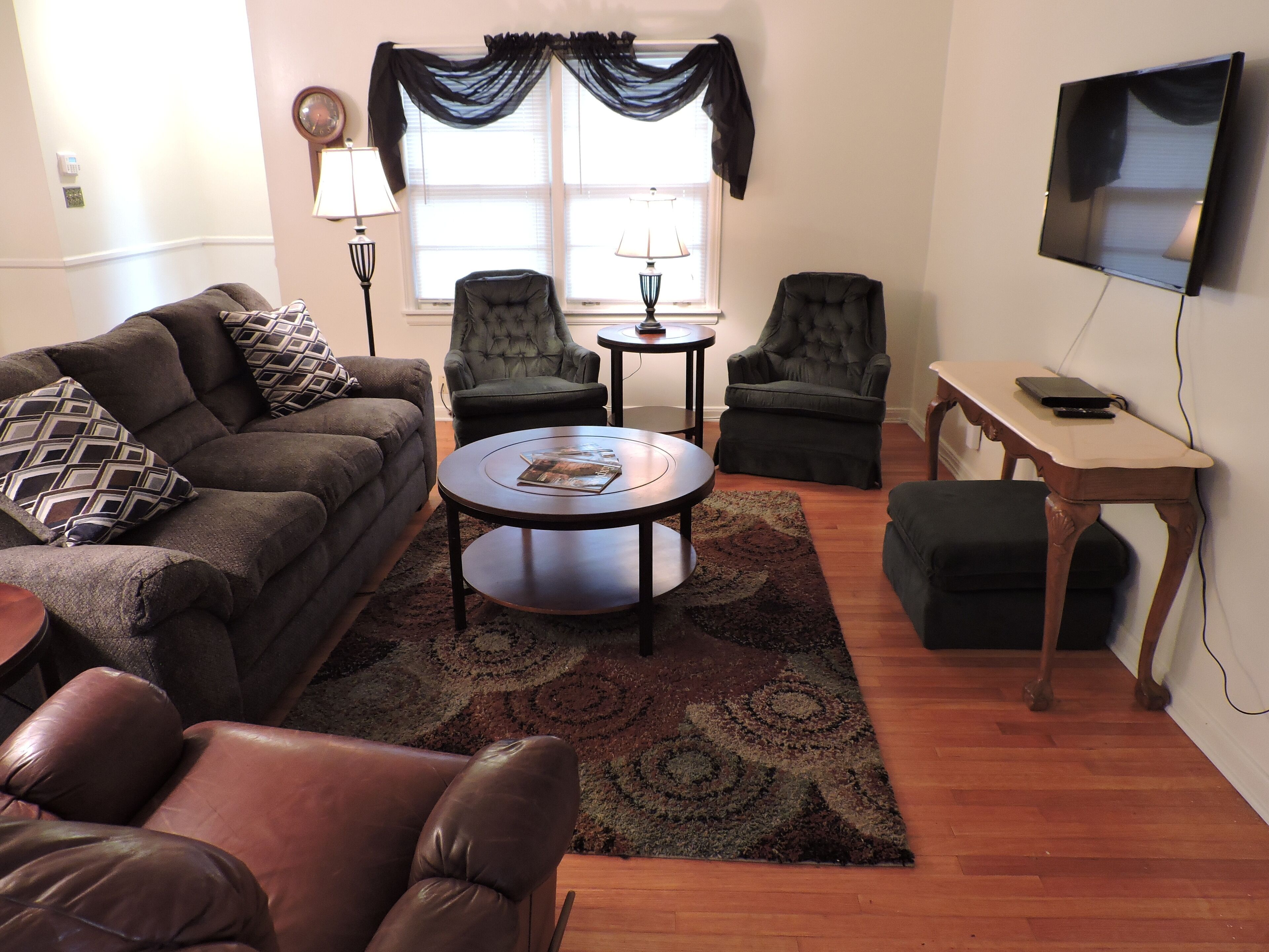 Large 3 Bedroom / 2 Bath Home - Can Sleep 8