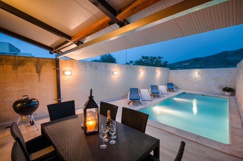 5 bedroom 4 bathroom with private pool.