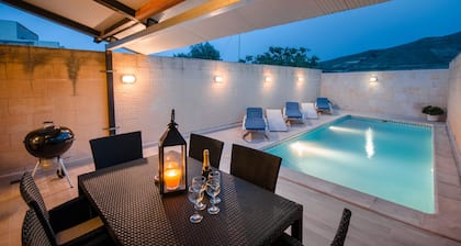 5 bedroom 4 bathroom with private pool.