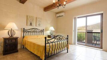 5 bedrooms, iron/ironing board, free WiFi, bed sheets