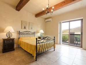 5 bedrooms, iron/ironing board, free WiFi, bed sheets