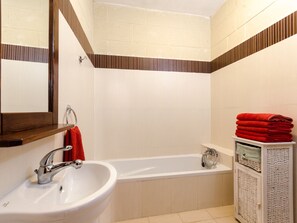 Badewanne, Haartrockner, Handtücher