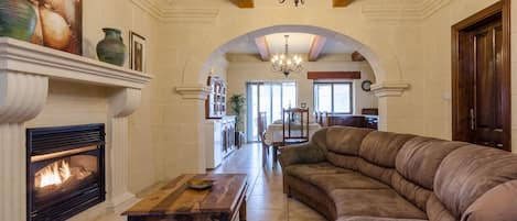 Smart TV, fireplace, DVD player