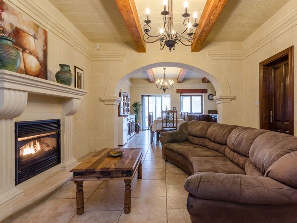 Smart-TV, Kamin, DVD-Player