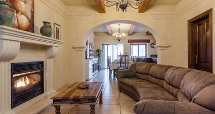 5 Schlafzimmer 4 Badezimmer mit eigenem Pool.