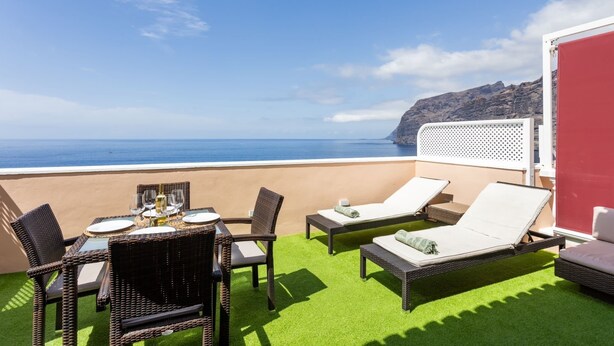 Outdoor dining - APARTMENT A few meters from a black sand beach. (Santiago del Teide)