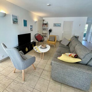 Televisión, reproductor de DVD y libros 