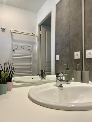 Badewanne, Haartrockner, Handtücher, Seife