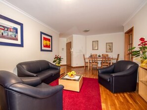 TV, DVD-spiller, bøker og stereoanlegg