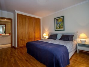 2 soverom, safe på rommet, strykejern/-brett og reiseseng for barn