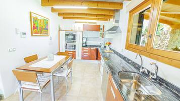 KĂŒhlschrank, Mikrowelle, Ofen, Herdplatte