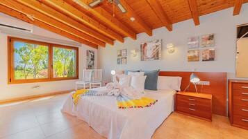 4 bedrooms, desk, iron/ironing board, WiFi (free)