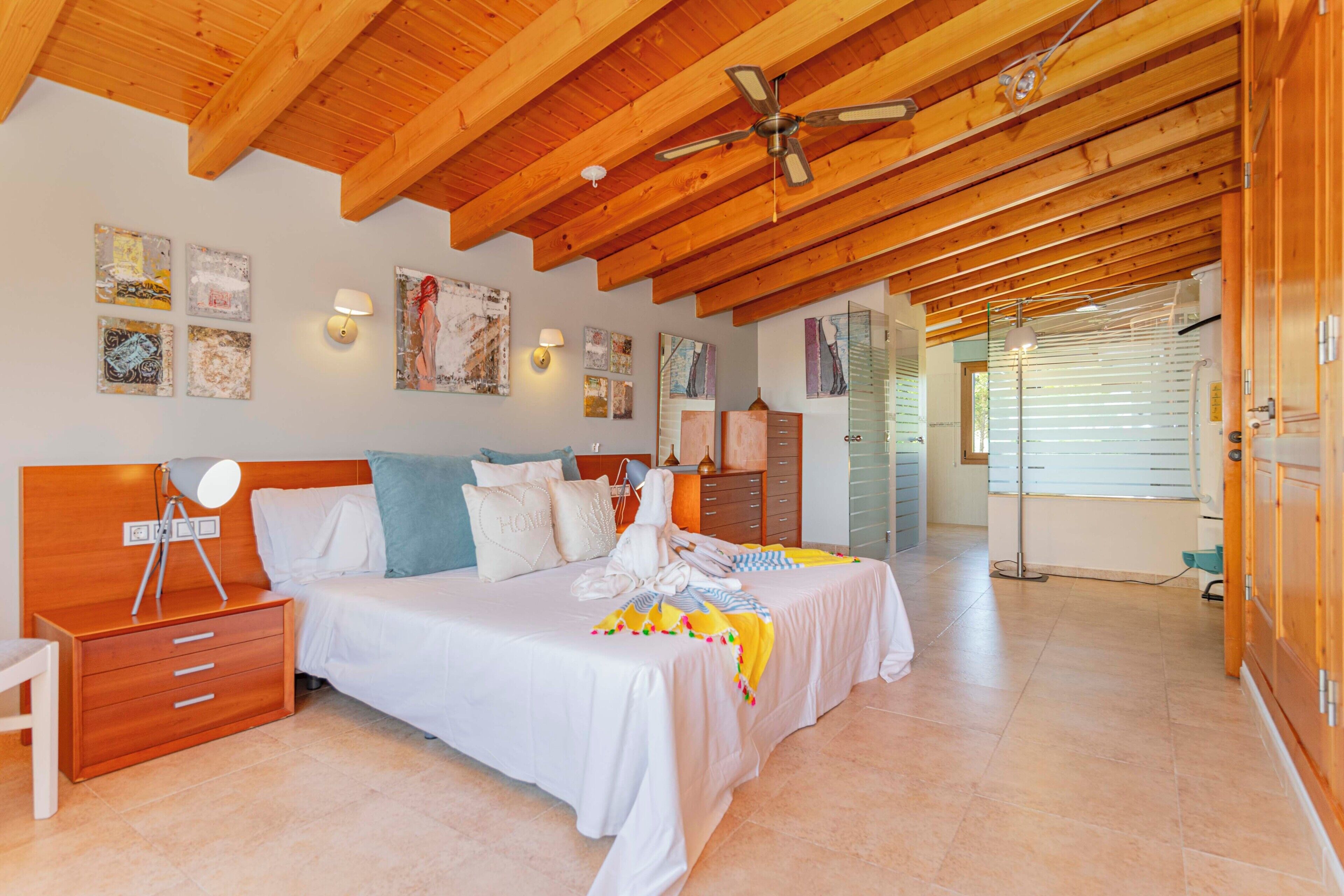 4 bedrooms, desk, iron/ironing board, WiFi (free)