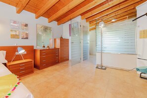 4 bedrooms, desk, iron/ironing board, WiFi (free)