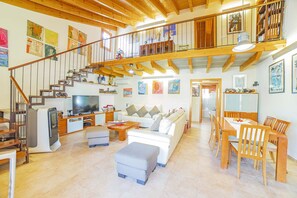 Smart TV, fireplace, DVD player, table football