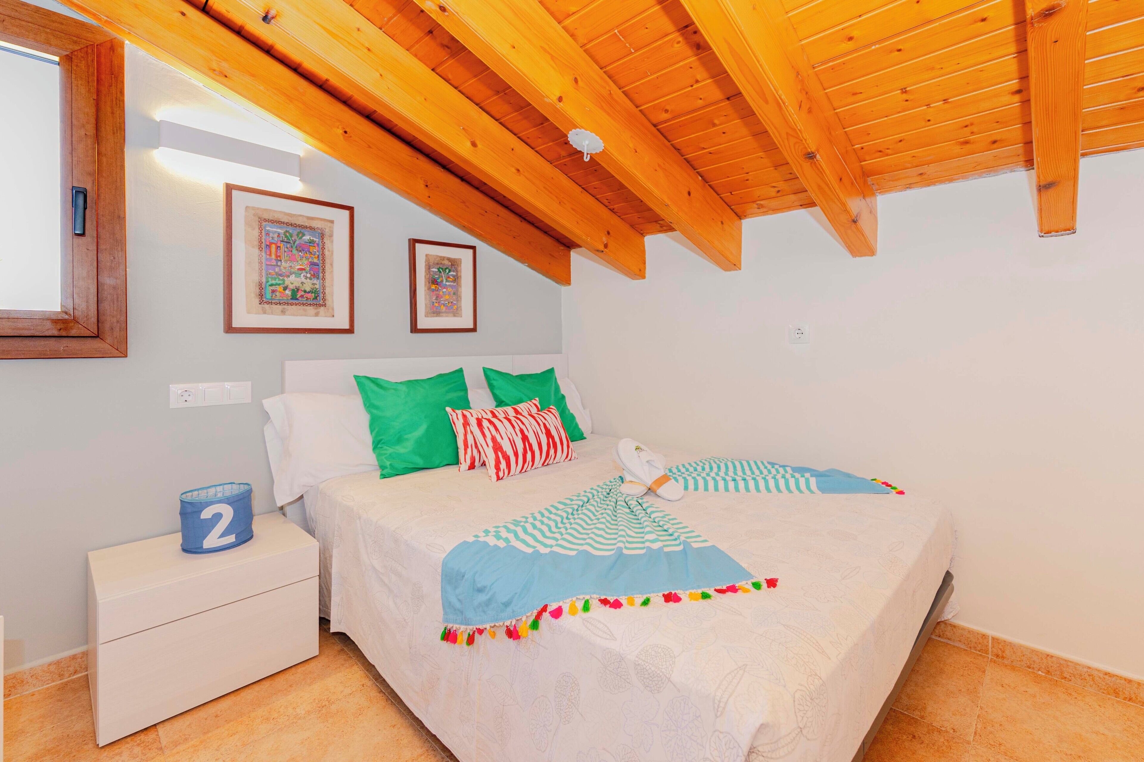 4 bedrooms, desk, iron/ironing board, WiFi (free)