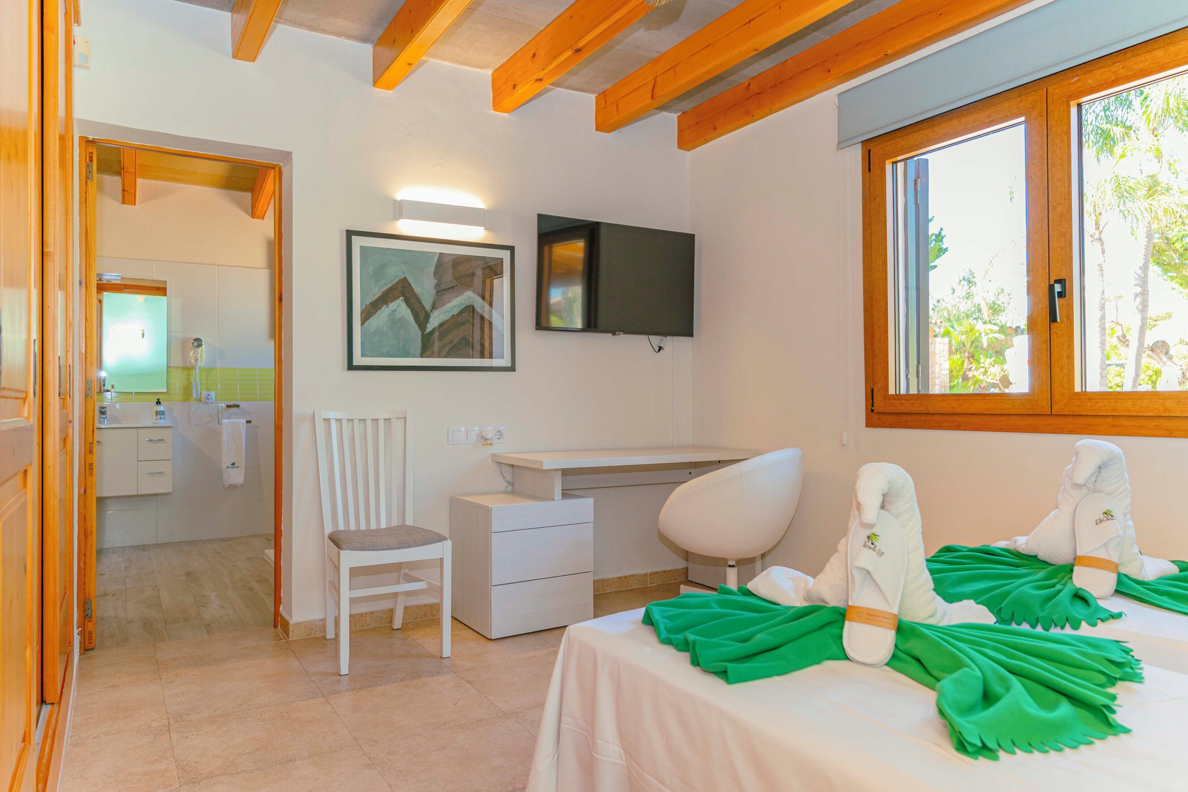 4 bedrooms, desk, iron/ironing board, WiFi (free)