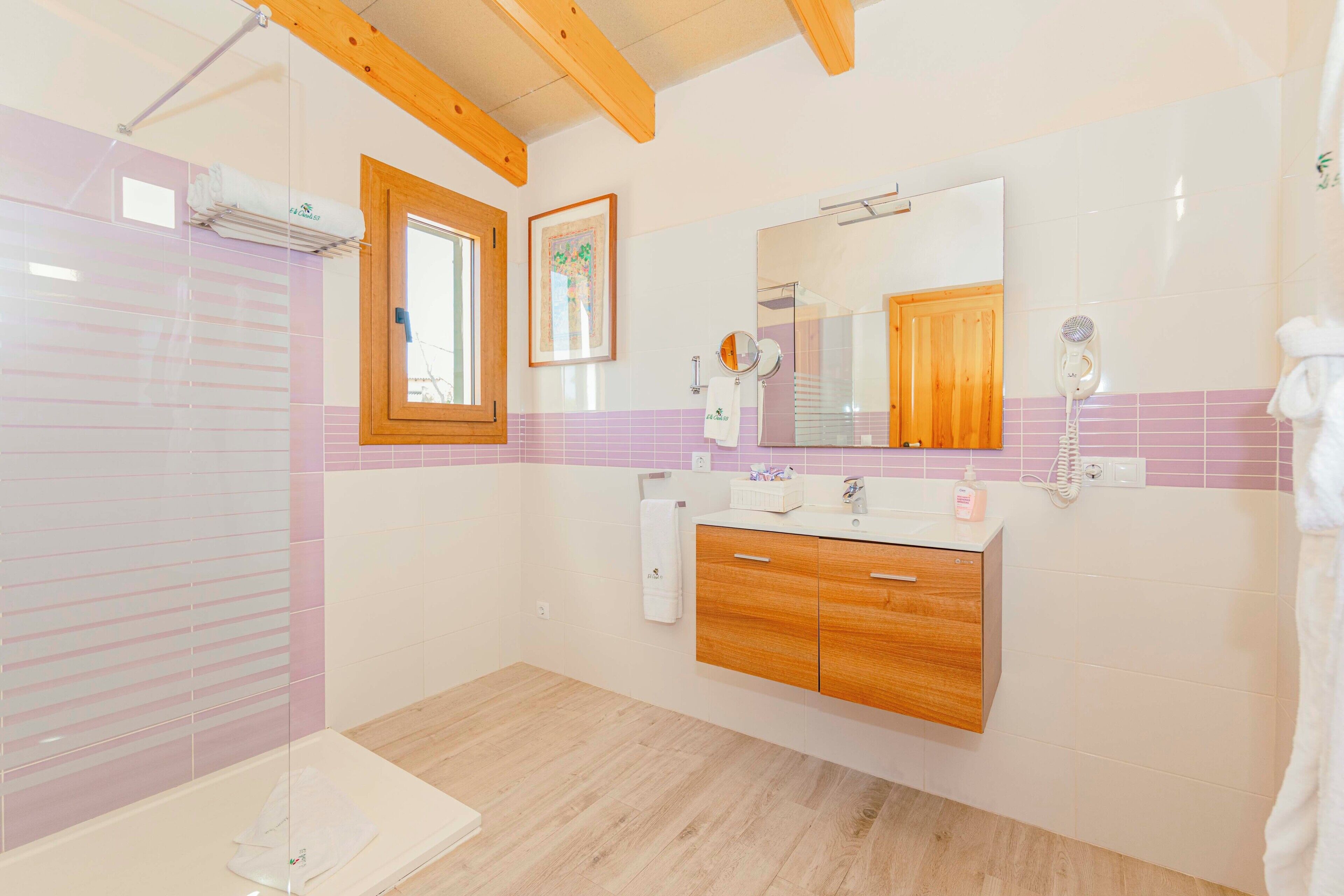 Combined shower/bathtub, jetted bath, hair dryer, towels
