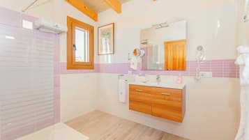 Combined shower/bathtub, jetted bath, hair dryer, towels