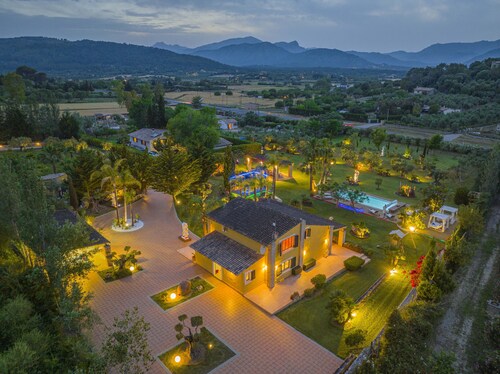  Exclusiva Villa con piscina climatizada, jacuzzi, sauna, gim, y 10000m2 jardín