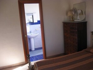 2 chambres, fer et planche à repasser, draps fournis