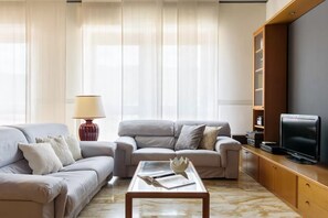 Appartement, 3 chambres | Aire de séjour | Téléviseur à écran plat