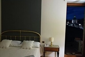 Appartement, 3 slaapkamers | 3 slaapkamers, luxe beddengoed, donsdekens, een bureau