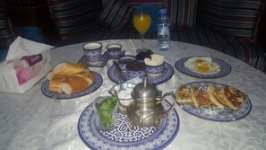 Café da manhã com pratos da culinária local grátis todos os dias
