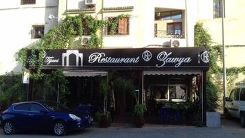 Bãi đậu xe tự phục vụ (phụ phí) (10 MAD mỗi ngày)