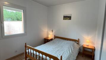 3 bedrooms, iron/ironing board, travel cot, free WiFi