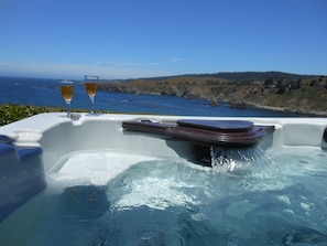 Outdoor spa tub - Sanctuary By the Sea-Dramatic Oceanfront with Hot Tub (Albion)