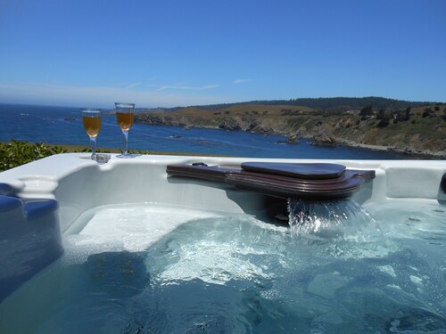 Sanctuary By the Sea-Dramatic Oceanfront with Hot Tub