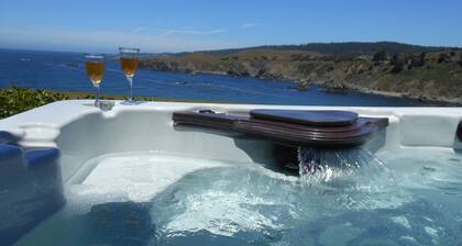 Sanctuary By the Sea-Dramatic Oceanfront with Hot Tub