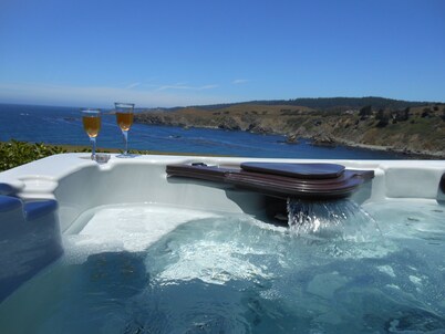 Sanctuary By the Sea-Dramatic Oceanfront with Hot Tub