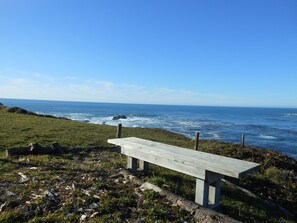 On the beach, beach towels - Sanctuary By the Sea-Dramatic Oceanfront with Hot Tub (Albion)
