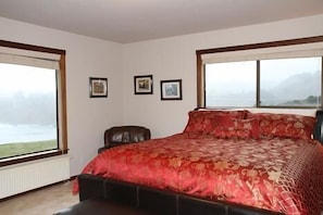 3 bedrooms, desk, iron/ironing board, free WiFi - Sanctuary By the Sea-Dramatic Oceanfront with Hot Tub (Albion)