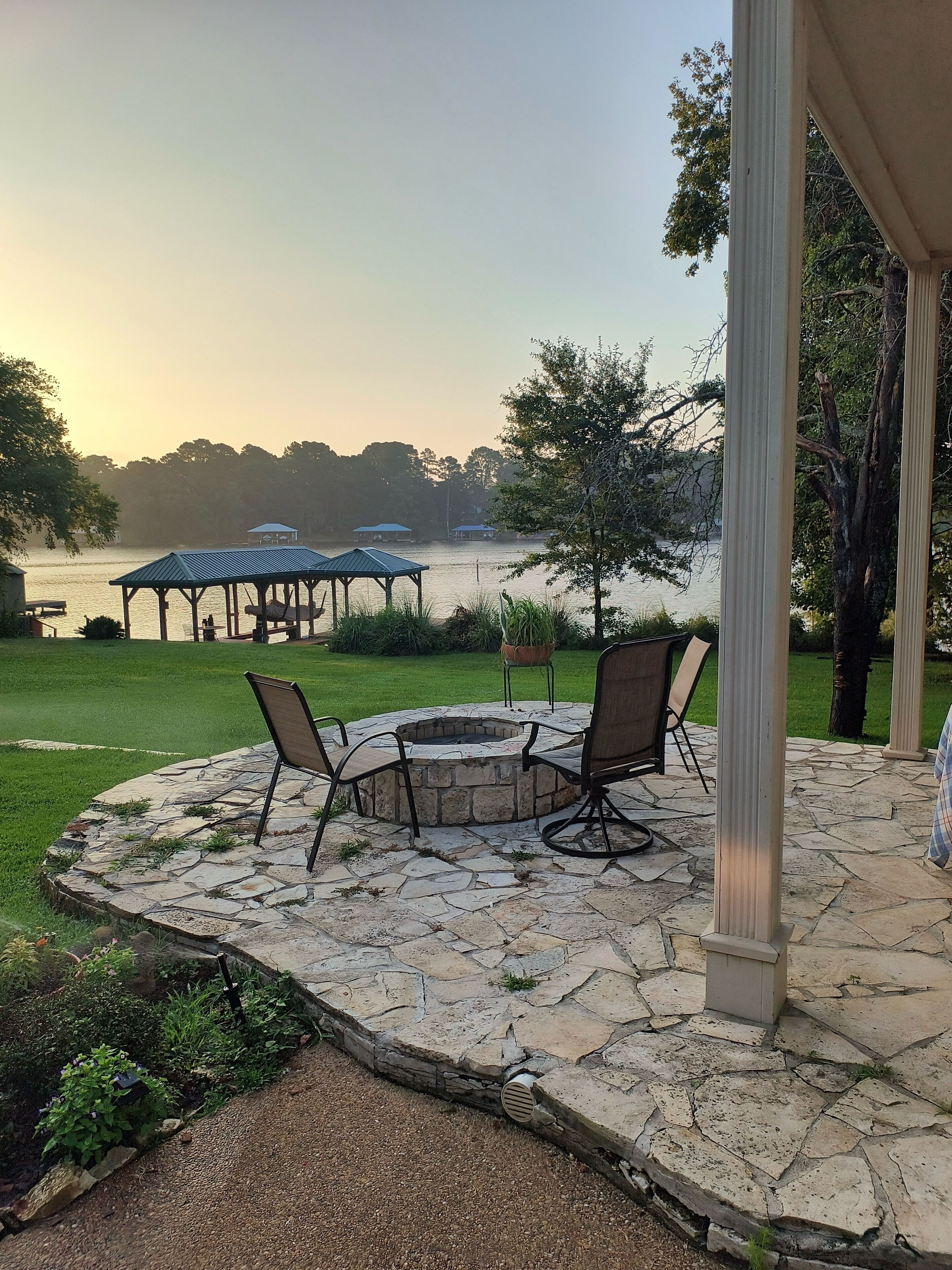 Miss Piggy's Edgewater Guest House  2 of 2, on the Cove, Lake Palestine, 8 beds