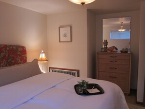 1 bedroom, in-room safe, desk, iron/ironing board - Quiet residential Wallingford Neighborhood Central (Seattle)