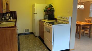 Een koelkast, een magnetron, een oven, een kookplaat
