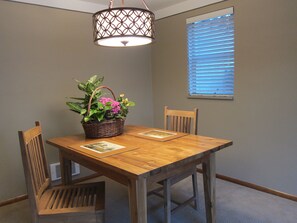 Dining - Quiet residential Wallingford Neighborhood Central (Seattle)