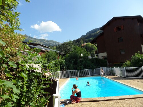 Appart avec piscine, à la montagne, balcon terrasse, garage, commerces à proximi