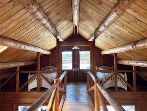 4 makuuhuonetta, työpöytä, silitysrauta/-lauta, vauvan matkasänky