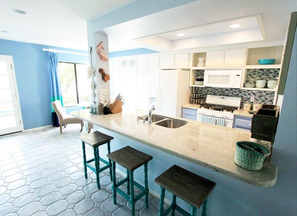 Fridge, microwave, oven, stovetop - Surf City Beach Cottage - 2 Short Blocks To Beach. Quiet Downtown HB Location. (Huntington Beach)