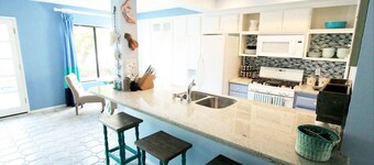 Surf City Beach Cottage - 2 Short Blocks To Beach. Quiet Downtown HB Location.