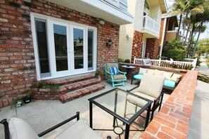 Terrace/patio - Surf City Beach Cottage - 2 Short Blocks To Beach. Quiet Downtown HB Location. (Huntington Beach)