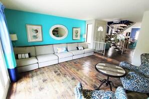 Smart TV, books, stereo - Surf City Beach Cottage - 2 Short Blocks To Beach. Quiet Downtown HB Location. (Huntington Beach)