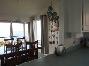 Dining - JAW-DROPPING VIEW,trails,family, free day,fireplace,private beach,gated & clean (Brookings)