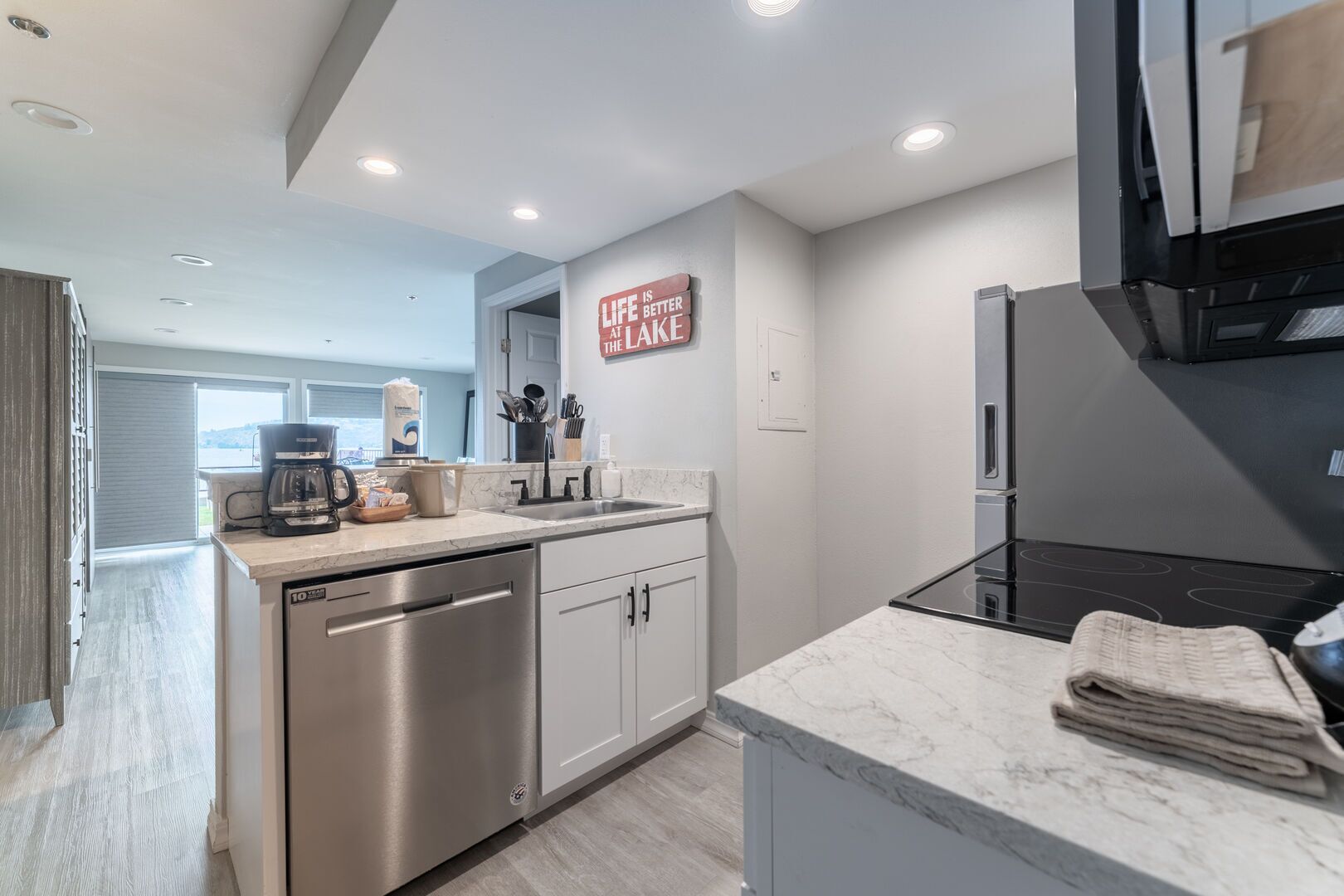 Kylskåp, mikrovågsugn, ugn och spishäll