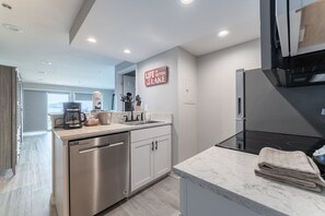 Kylskåp, mikrovågsugn, ugn och spishäll